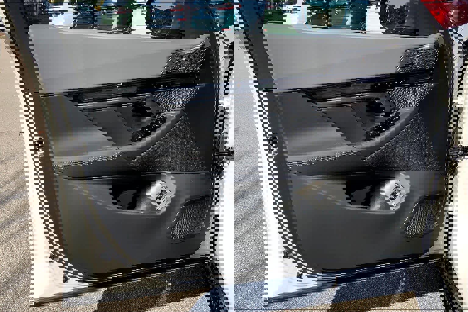 Used 2026 BMW 550e xDrive w/ Executive Package image 10