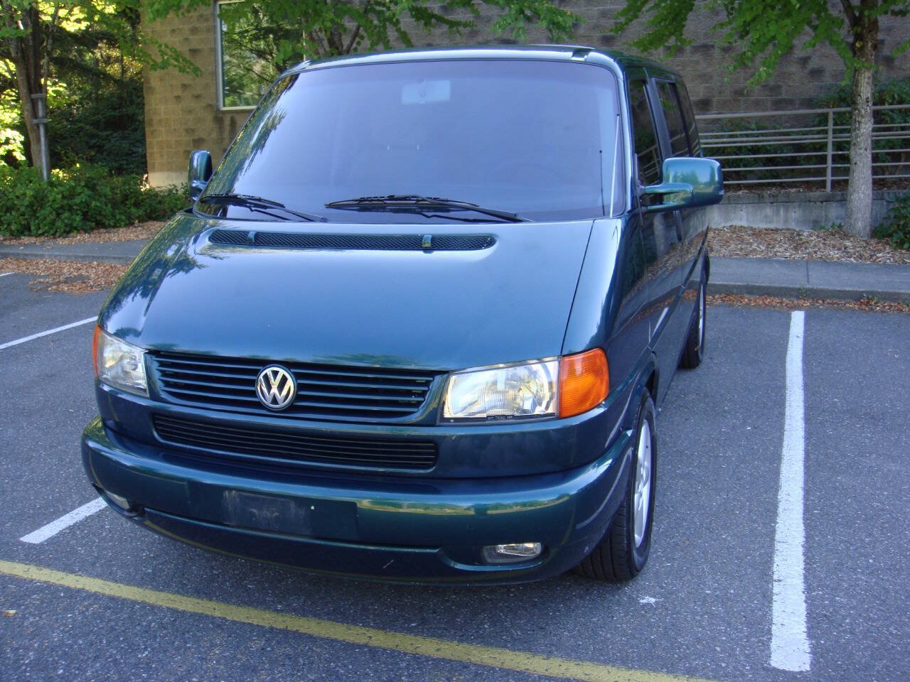 Used 2003 Volkswagen Eurovan MV FWD image 2