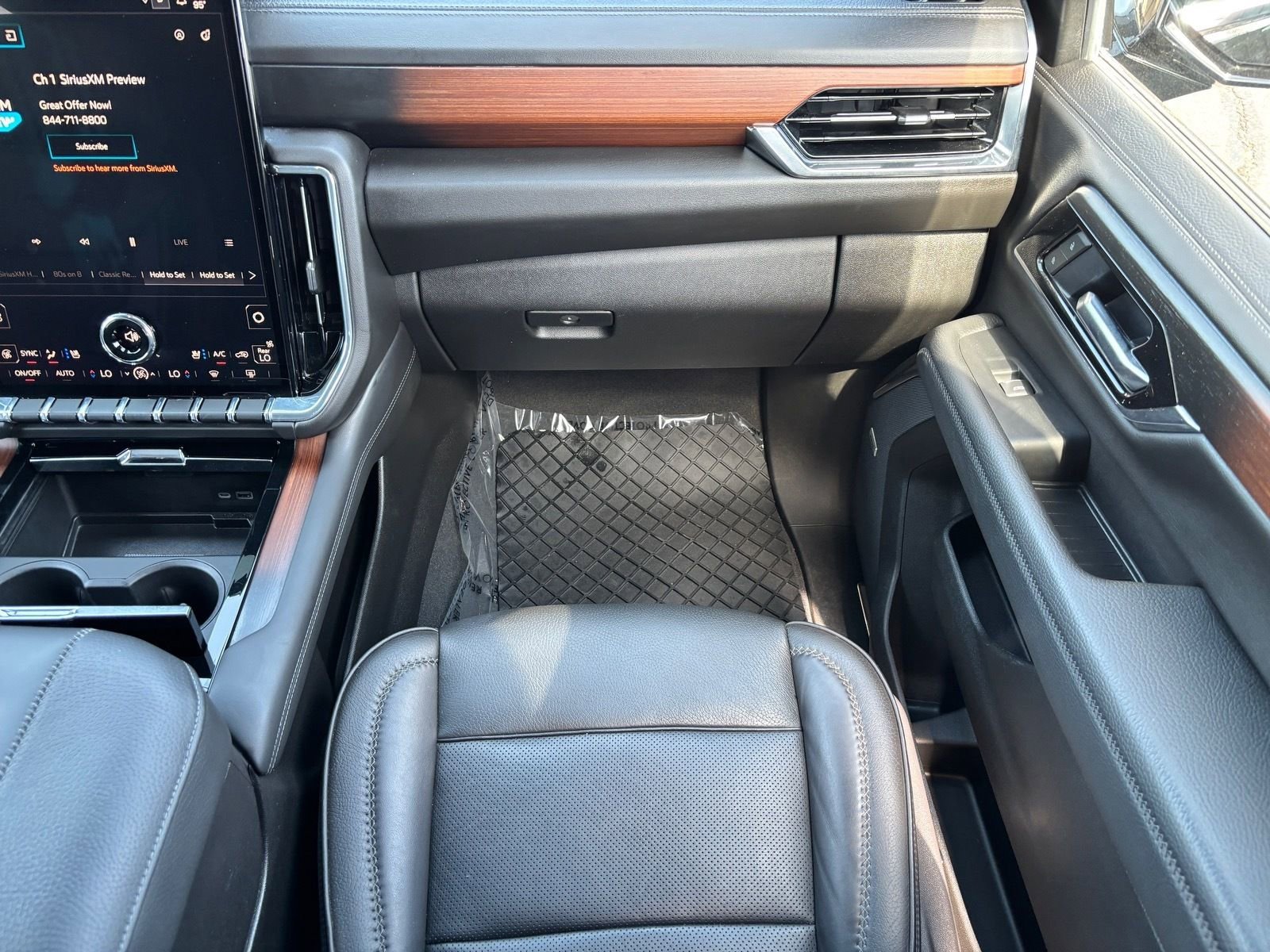 Used 2025 GMC Yukon XL Denali AWD/4WD image 15
