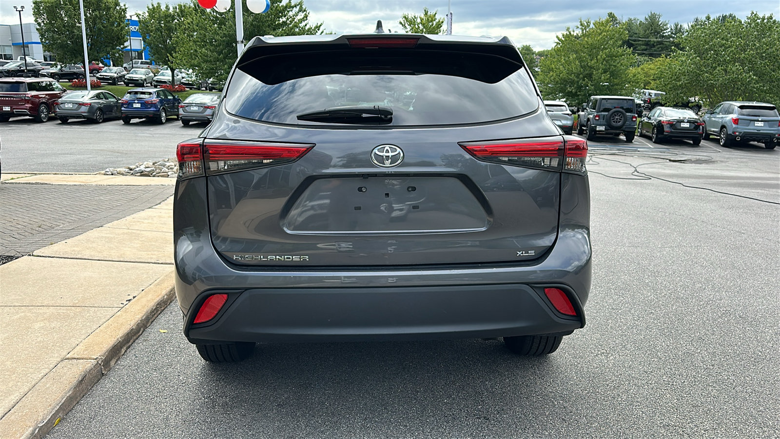 Used 2023 Toyota Highlander XLE FWD image 6