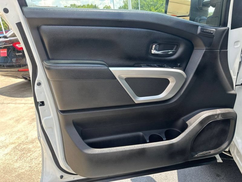 Used 2018 Nissan Titan PRO-4X w/ Pro-4x Convenience Package AWD/4WD image 11