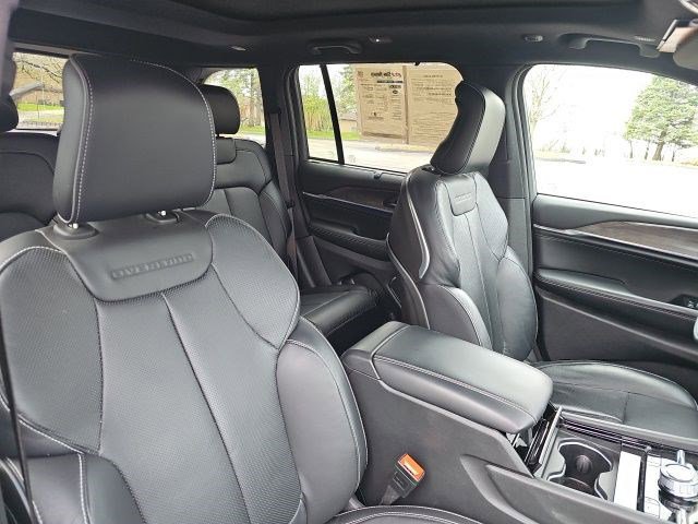 Used 2024 Jeep Grand Cherokee Overland w/ Luxury Tech Group IV AWD/4WD image 12