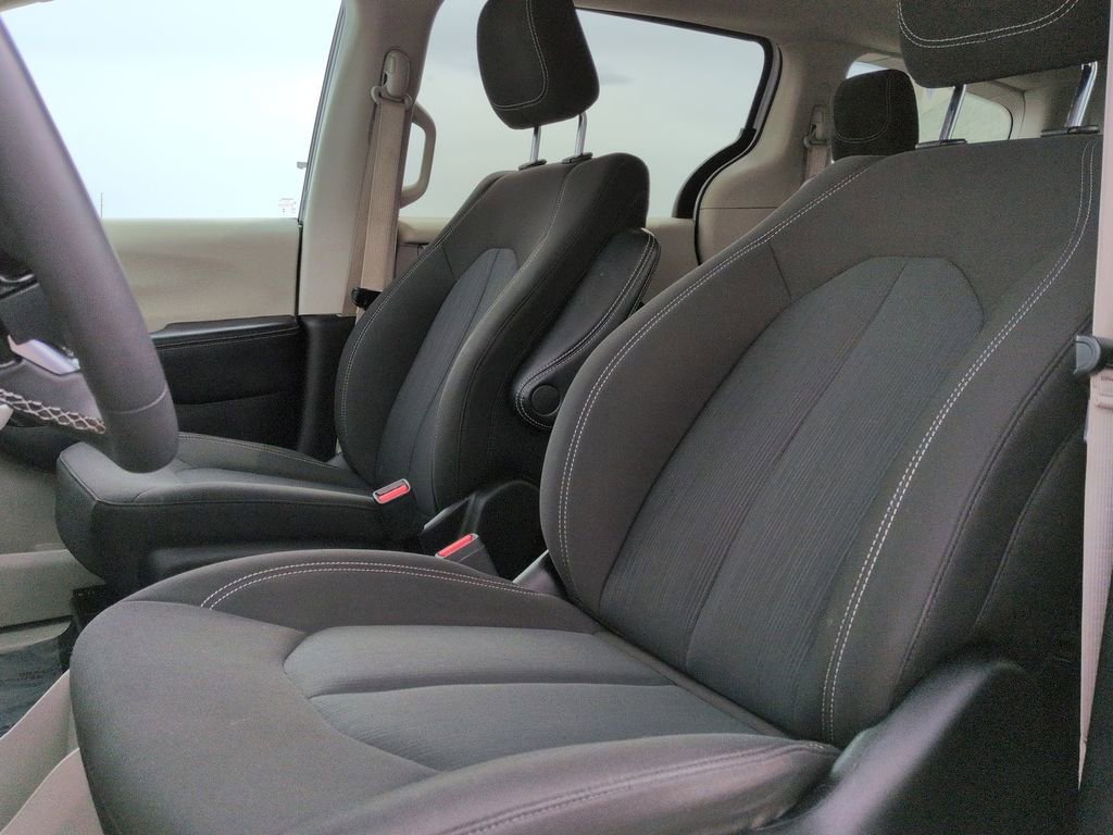 Used 2023 Chrysler Voyager LX image 28