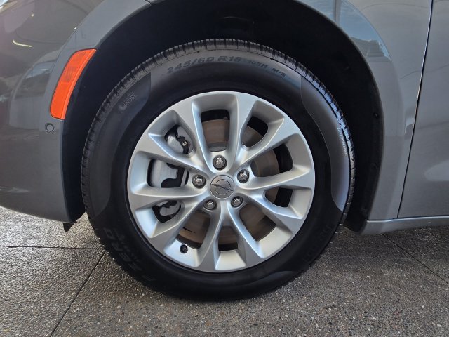 Certified 2025 Chrysler Pacifica Select AWD/4WD image 30