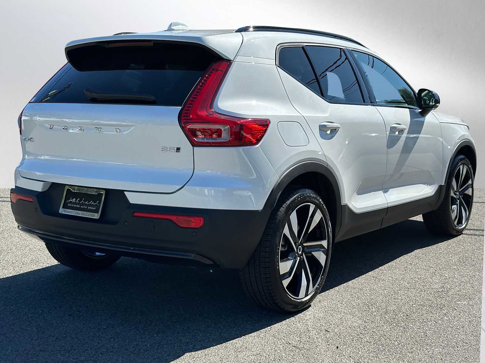 New 2025 Volvo XC40 B5 Ultra w/ Climate Package image 3