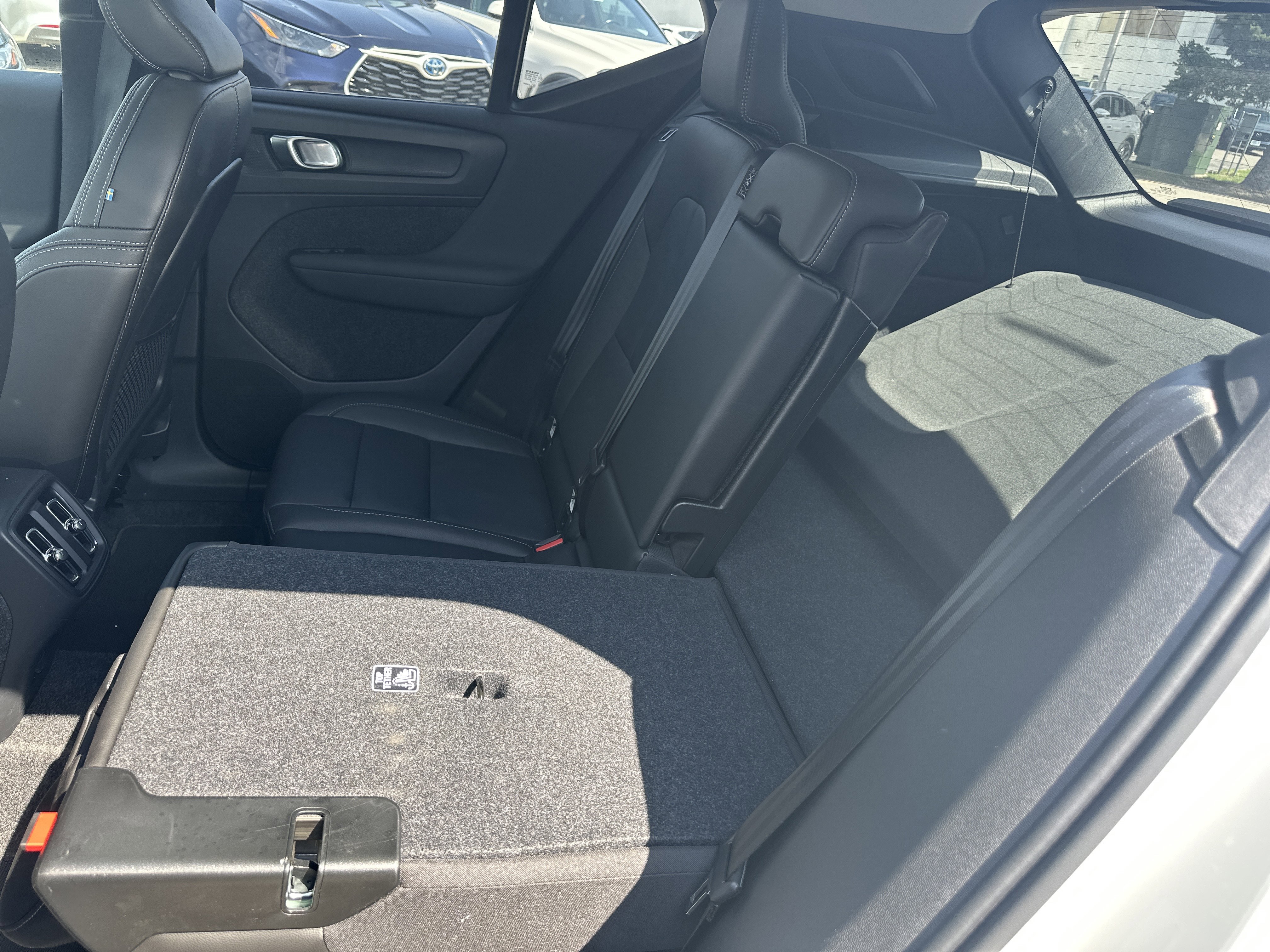 Used 2025 Volvo XC40 B5 Core image 16