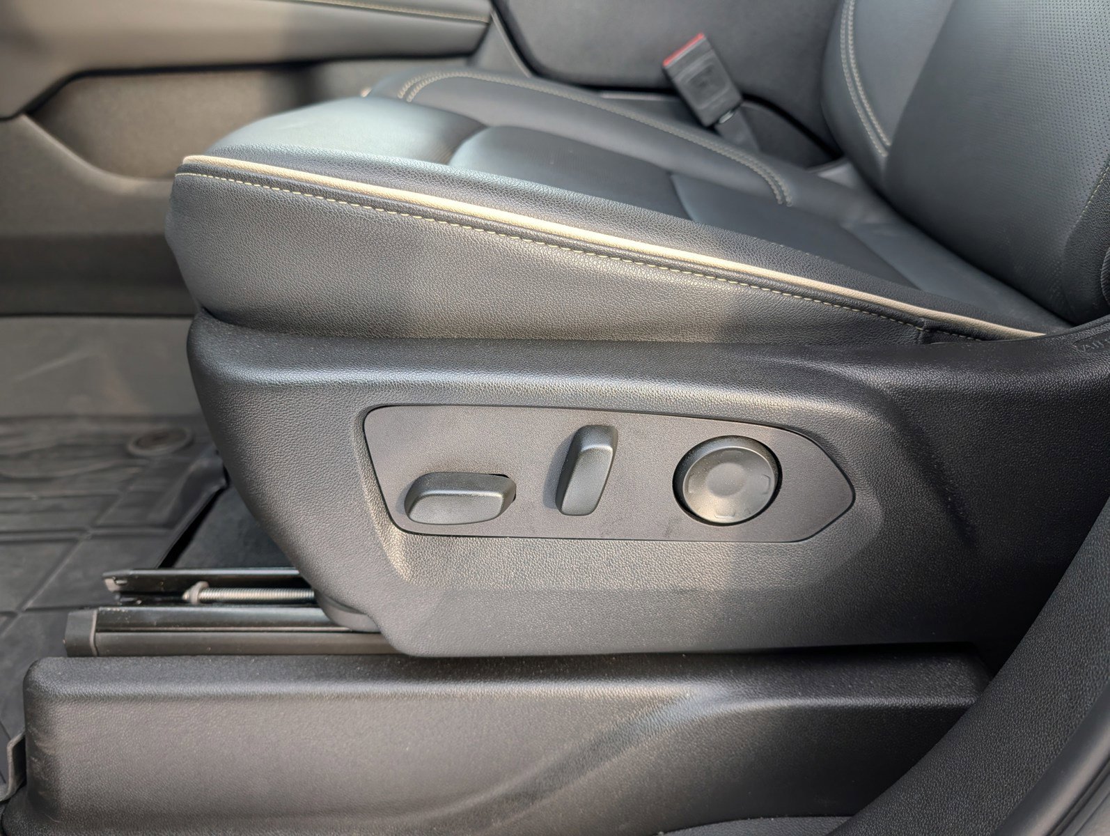 Used 2025 Chevrolet Tahoe Premier image 18