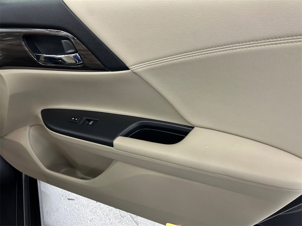 Used 2017 Honda Accord Touring image 24