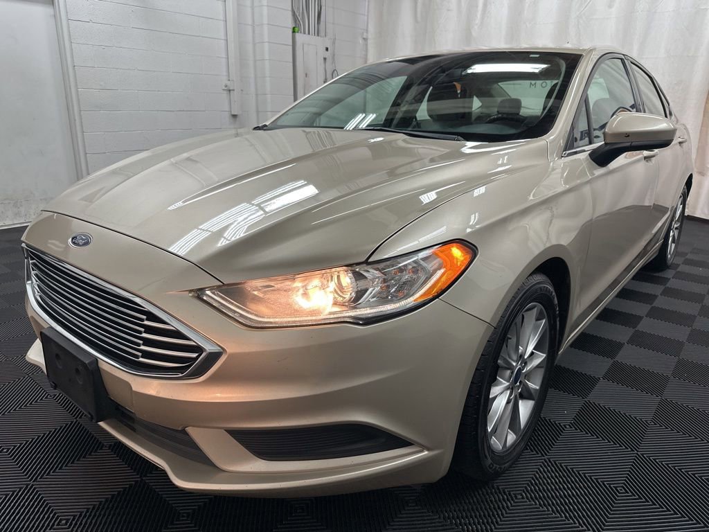Used 2017 Ford Fusion SE w/ Fusion SE Technology Package image 4