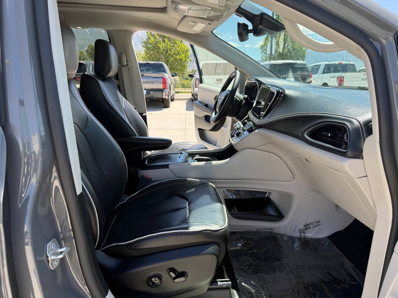 Used 2023 Chrysler Pacifica Limited FWD image 26
