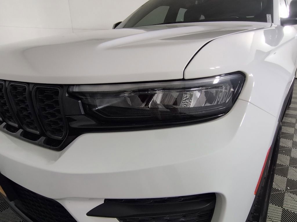 Certified 2025 Jeep Grand Cherokee Altitude AWD/4WD image 14