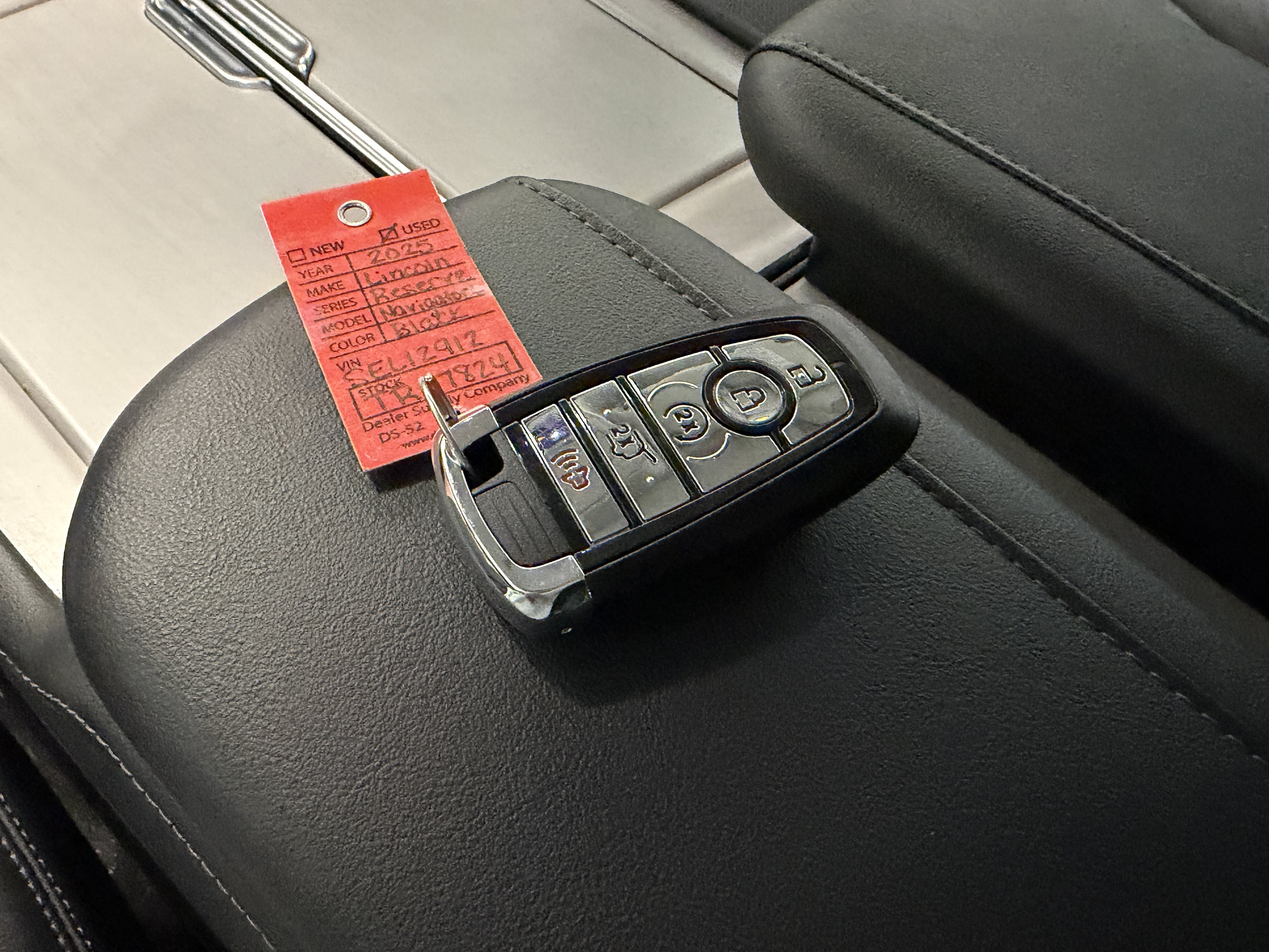 Used 2025 Lincoln Navigator L Reserve AWD/4WD image 16