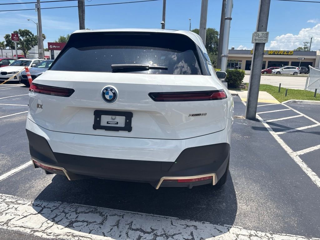 Used 2024 BMW iX xDrive50 w/ Premium Package AWD/4WD image 8