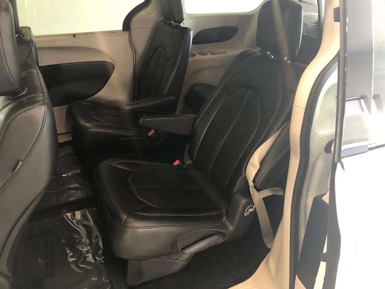 Used 2023 Chrysler Pacifica Touring-L FWD image 9