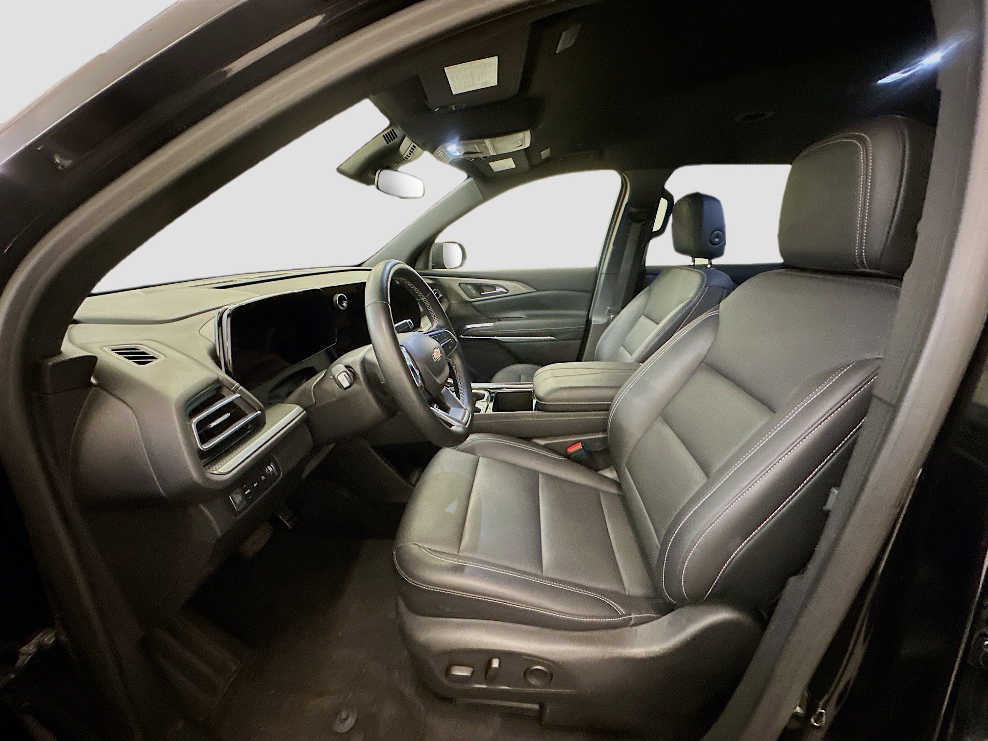 Used 2025 Chevrolet Traverse LT image 13