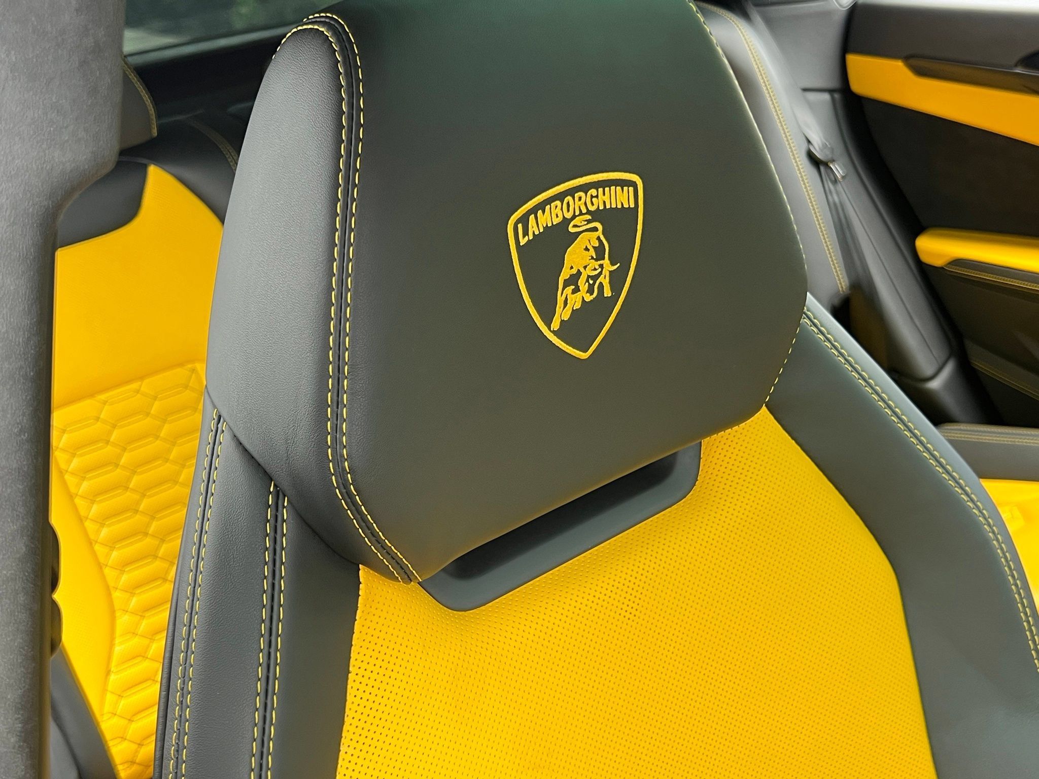 Used 2022 Lamborghini Urus AWD/4WD image 46