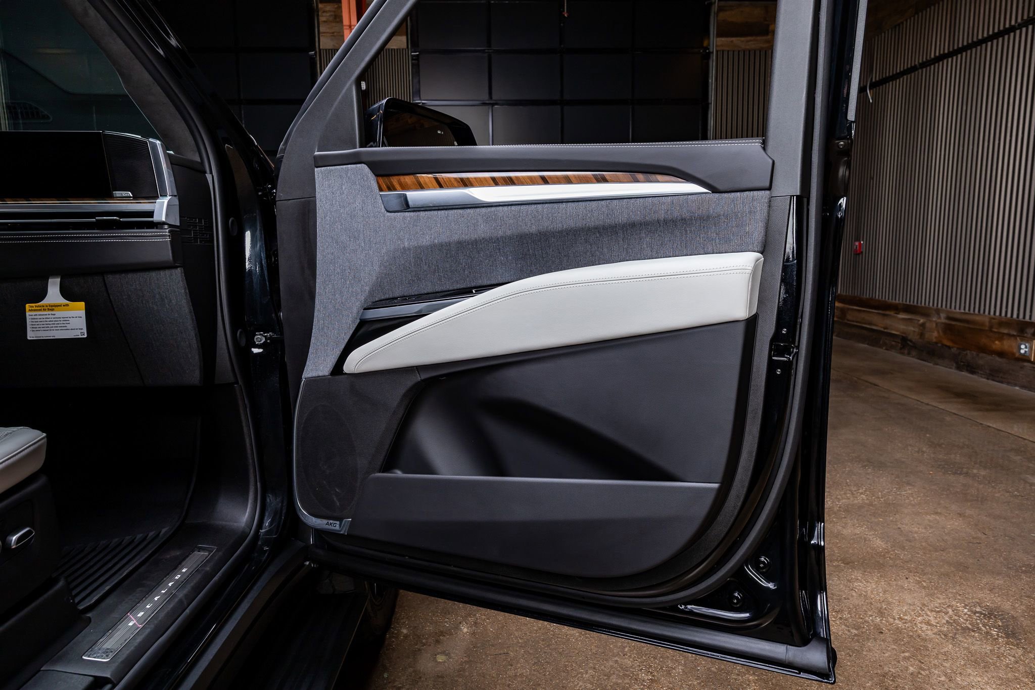 Used 2026 Cadillac Escalade Platinum Sport w/ LPO, ONYX Package image 40