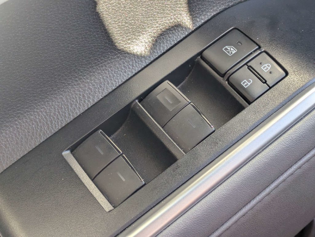Used 2020 Toyota Highlander XLE AWD/4WD image 32