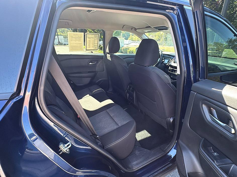 Certified 2025 Nissan Rogue SV FWD image 22