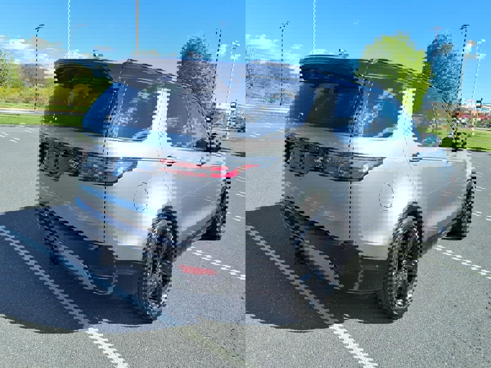 Used 2023 Land Rover Discovery HSE R-Dynamic AWD/4WD image 4