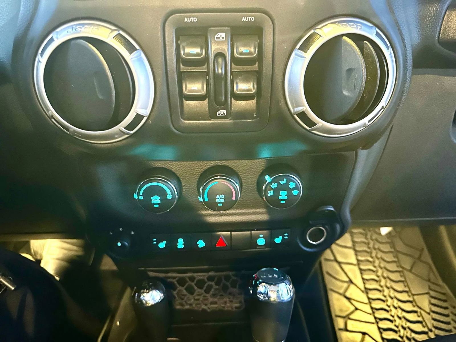 Used 2015 Jeep Wrangler Unlimited Sahara w/ Max Tow Package image 28