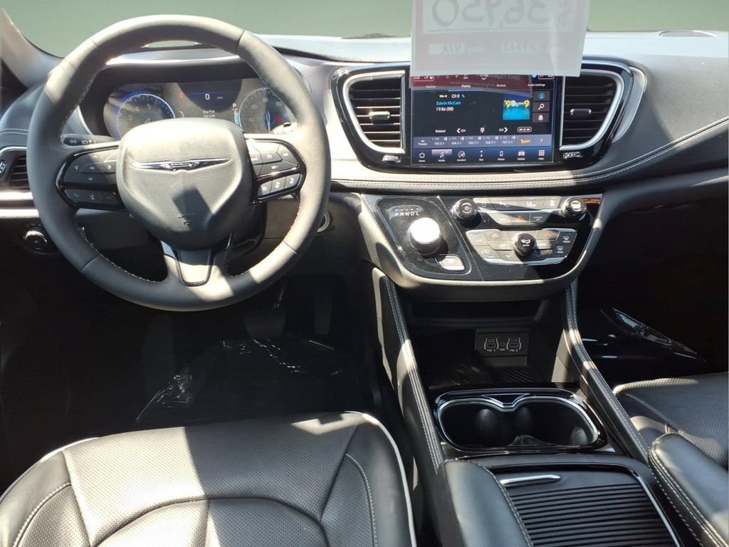 Used 2025 Chrysler Pacifica Limited FWD image 8