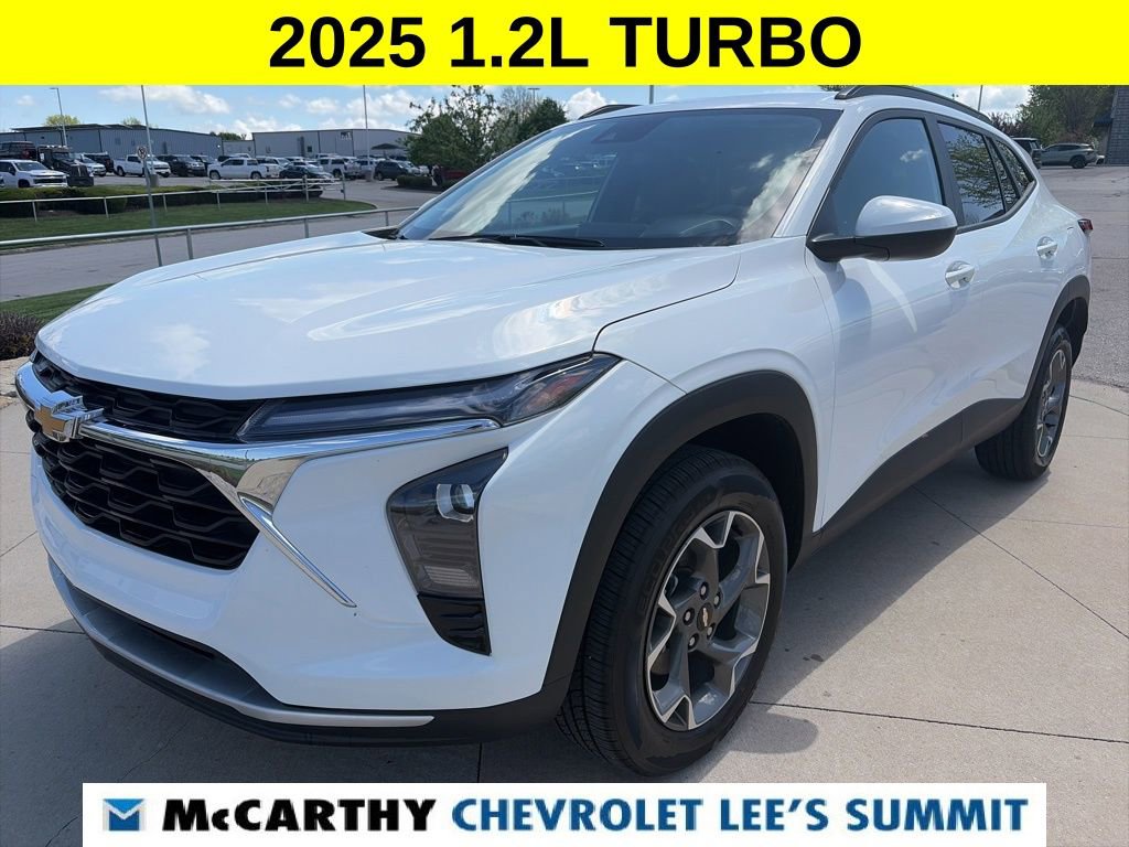 Used 2025 Chevrolet Trax LT FWD image 4