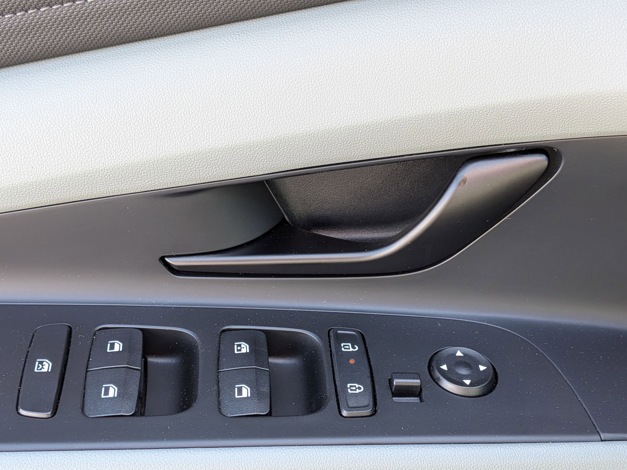 Used 2025 Hyundai Elantra Limited image 12