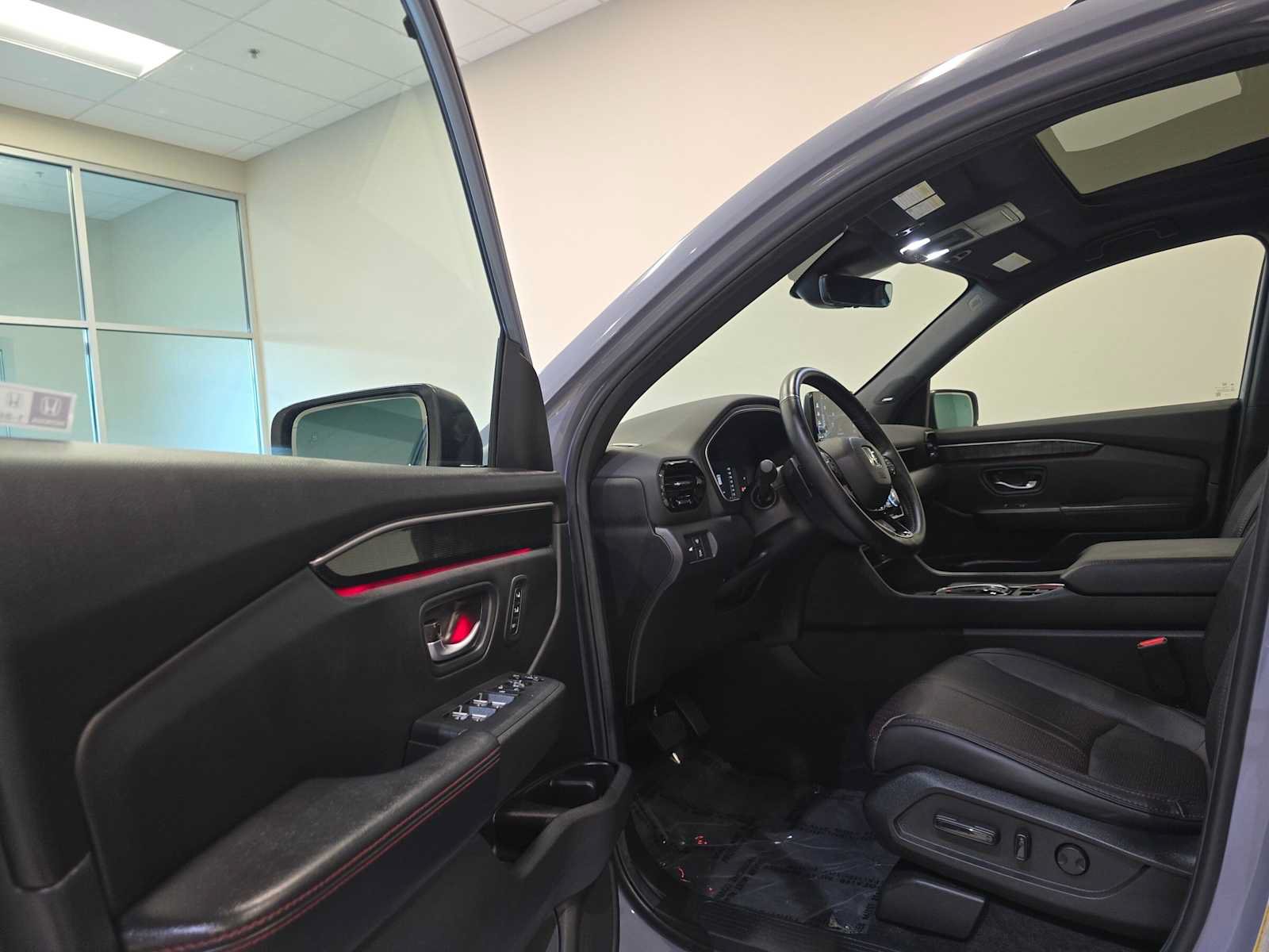 Used 2025 Honda Pilot Black Edition image 24