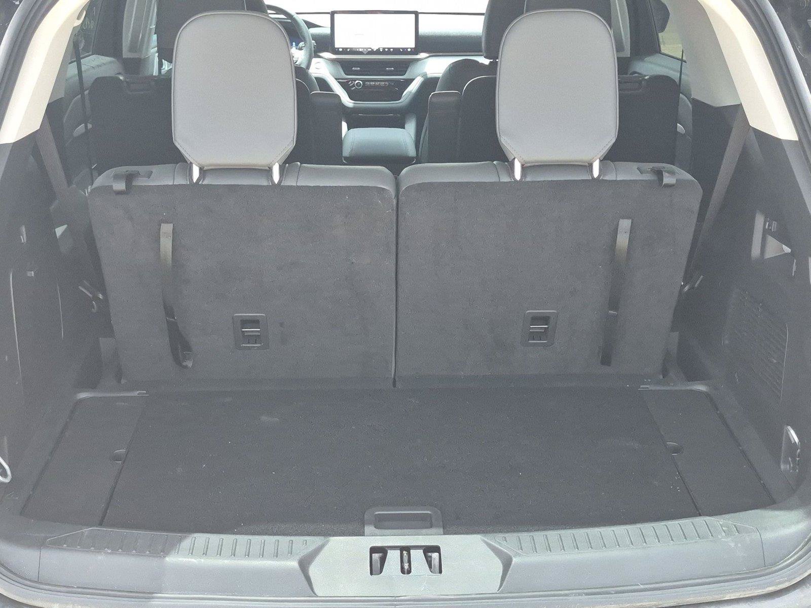 Used 2025 Ford Explorer Active w/ Active Comfort Package RWD image 23