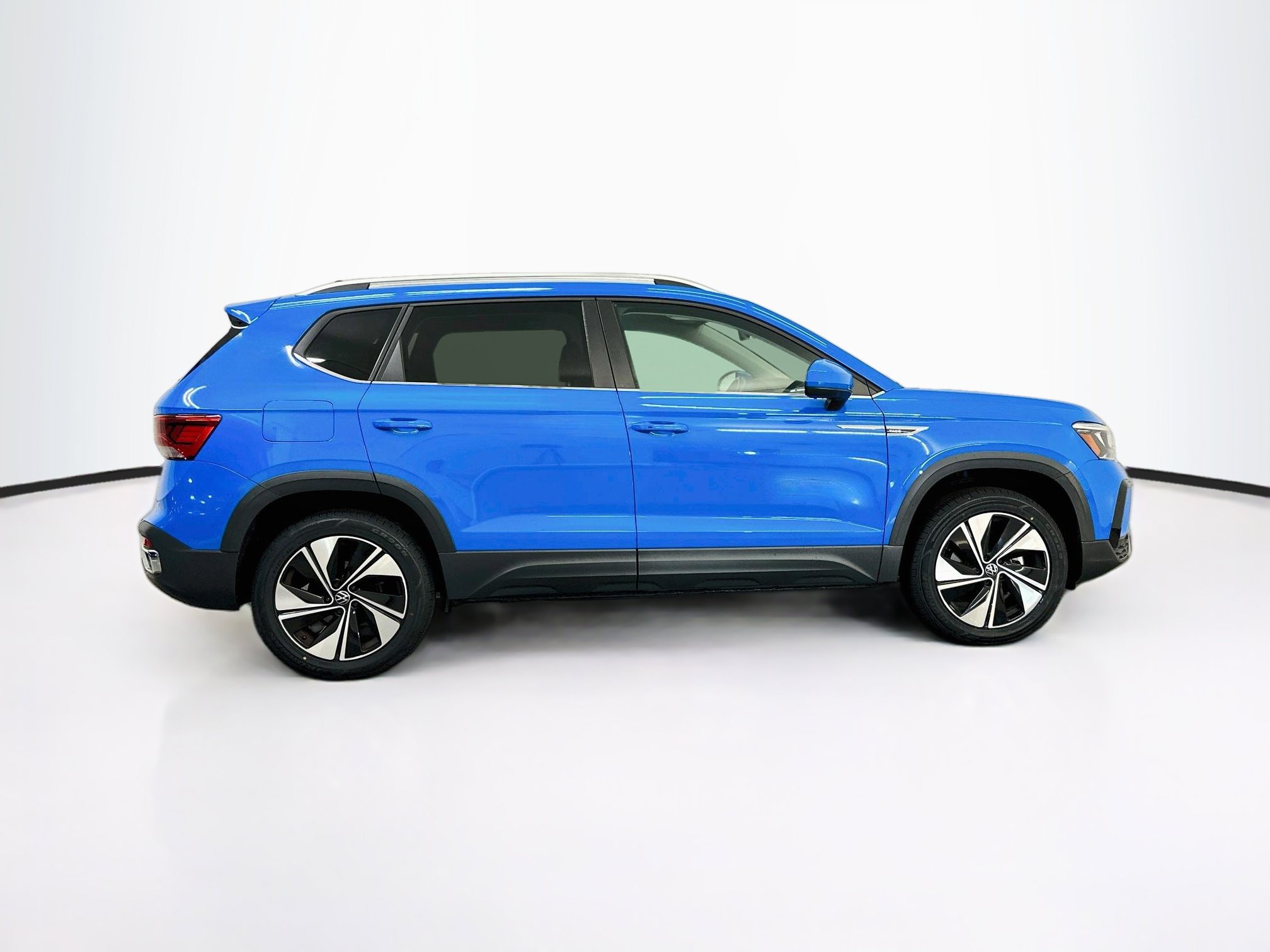 Used 2023 Volkswagen Taos SE w/ Panoramic Sunroof Package AWD/4WD image 10