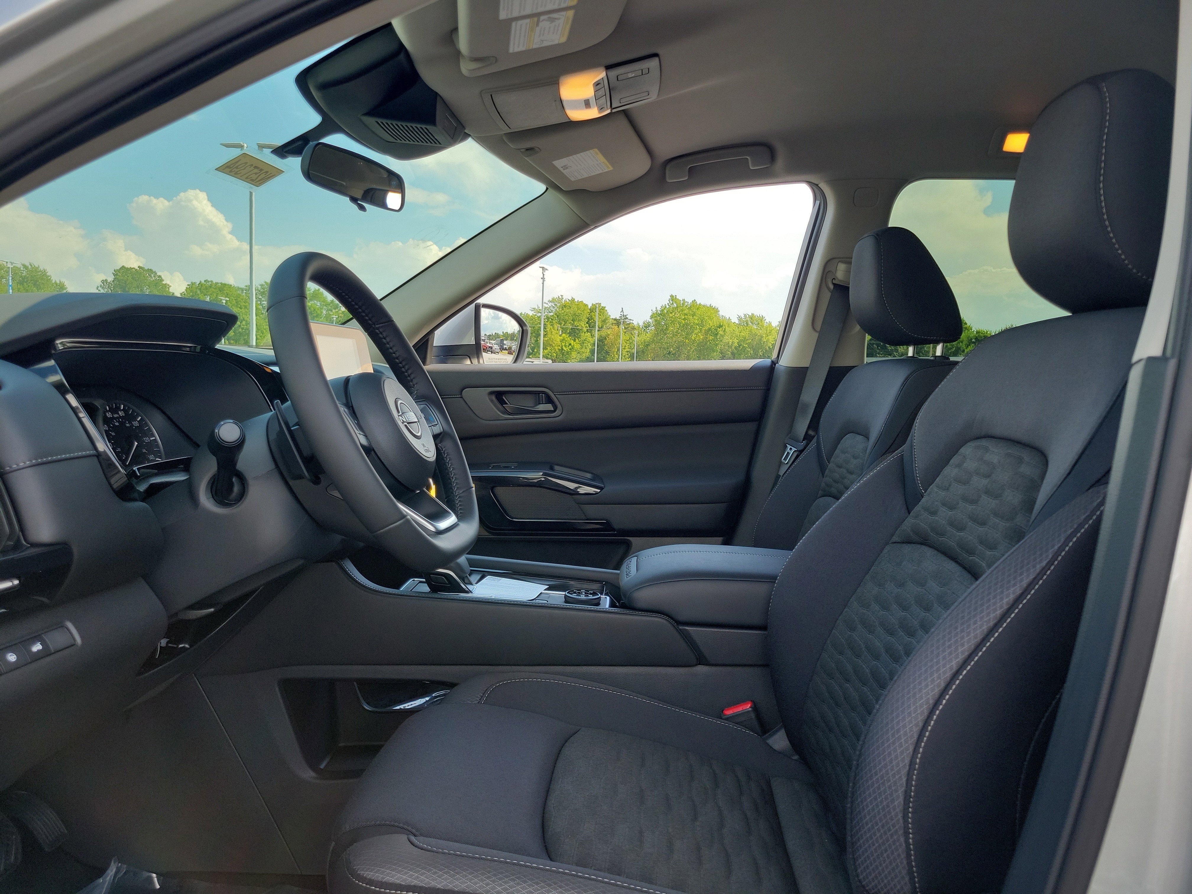 Used 2025 Nissan Pathfinder SV image 15