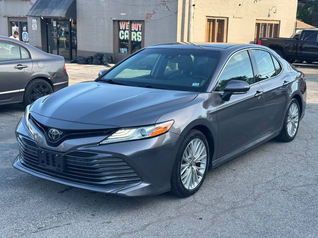Used 2018 Toyota Camry XLE FWD image 3