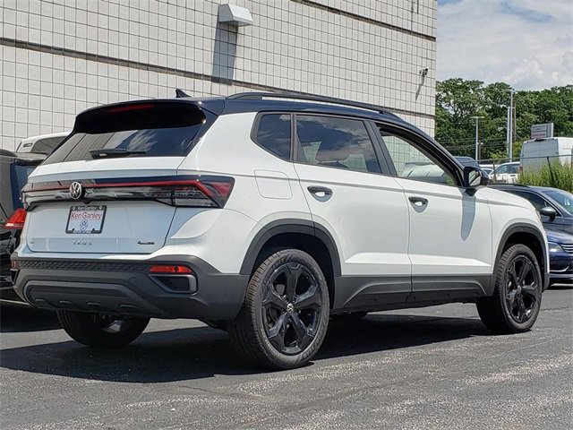 New 2025 Volkswagen Taos SE image 3