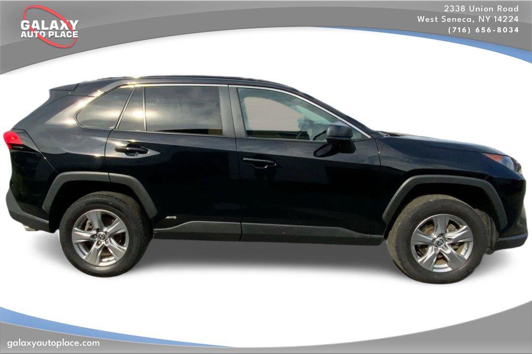 Used 2022 Toyota RAV4 LE AWD/4WD image 4