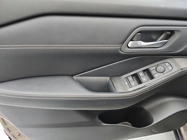 Used 2025 Nissan Rogue SV w/ SV Premium Package image 37