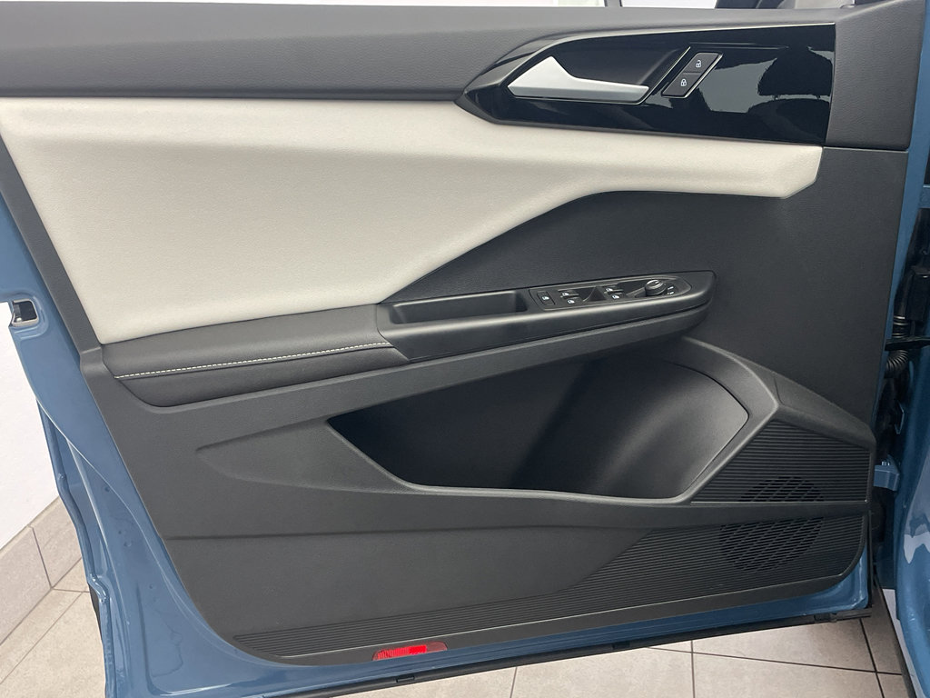 New 2025 Volkswagen Taos S image 9