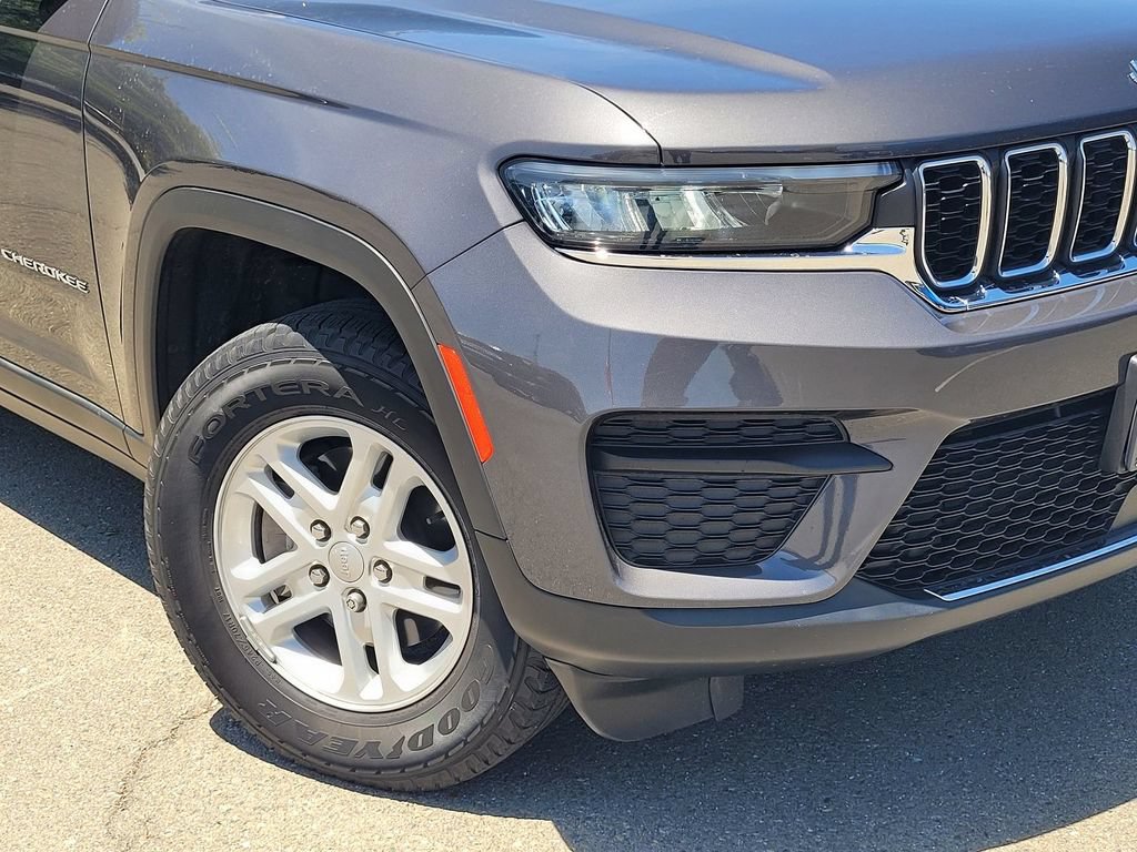 Used 2023 Jeep Grand Cherokee Laredo w/ Luxury Tech Group I AWD/4WD image 9