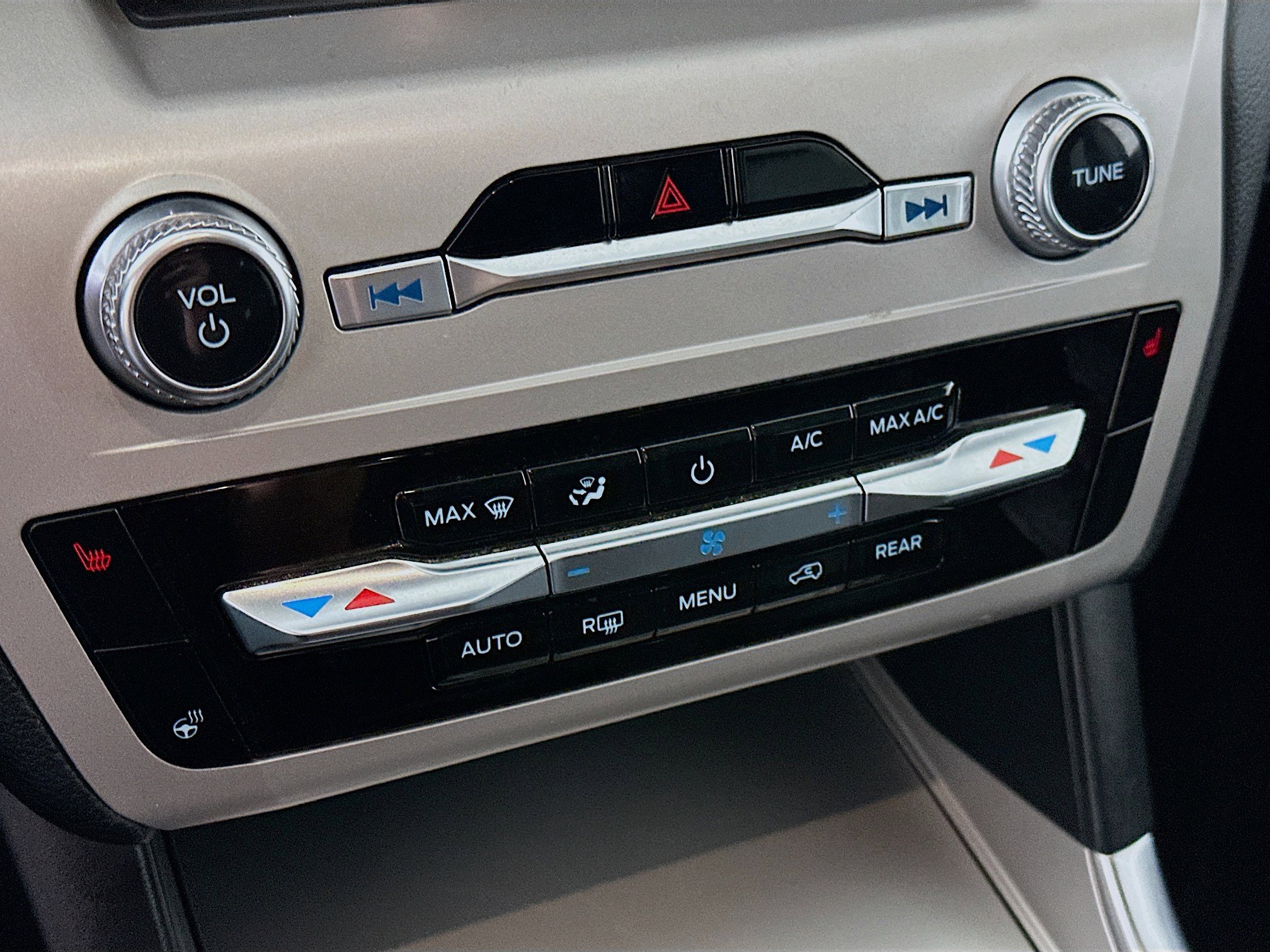 Used 2023 Ford Explorer XLT w/ Equipment Group 202A image 24