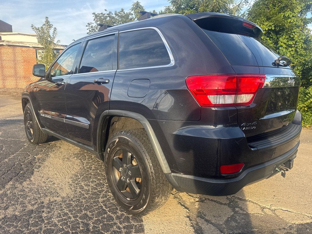 Used 2013 Jeep Grand Cherokee Laredo w/ Laredo E Group AWD/4WD image 3