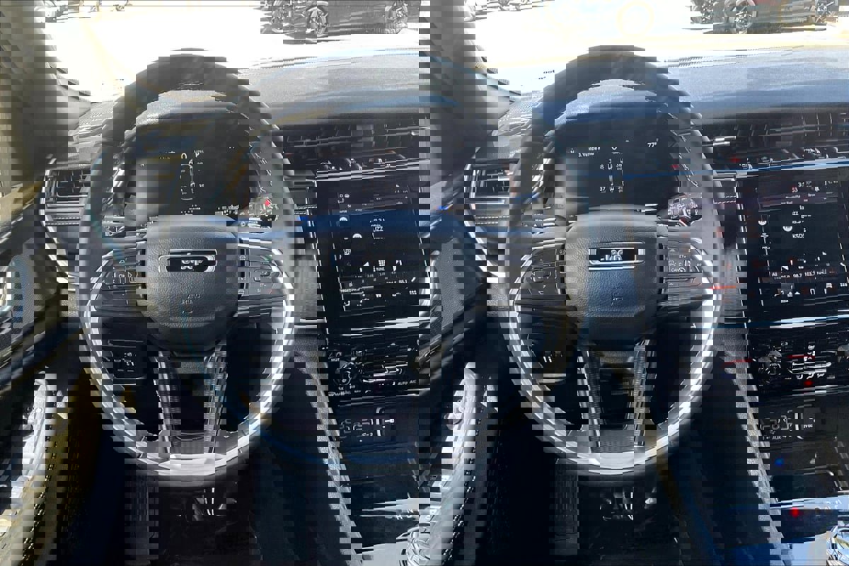 Used 2024 Jeep Grand Cherokee L Laredo image 5