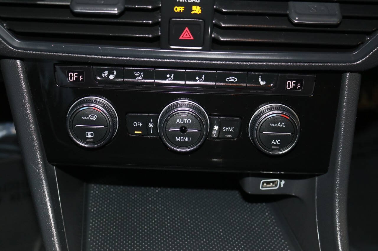 Used 2019 Volkswagen Jetta SE w/ Cold Weather Package FWD image 43