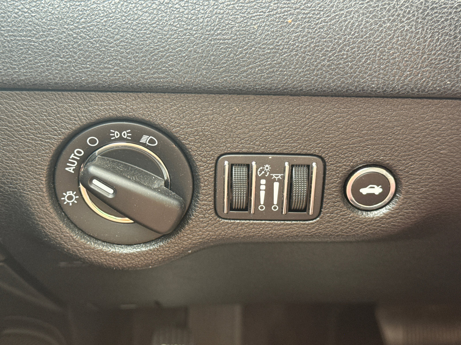 Used 2018 Chrysler 300 Touring w/ Chrome Appearance Package image 30