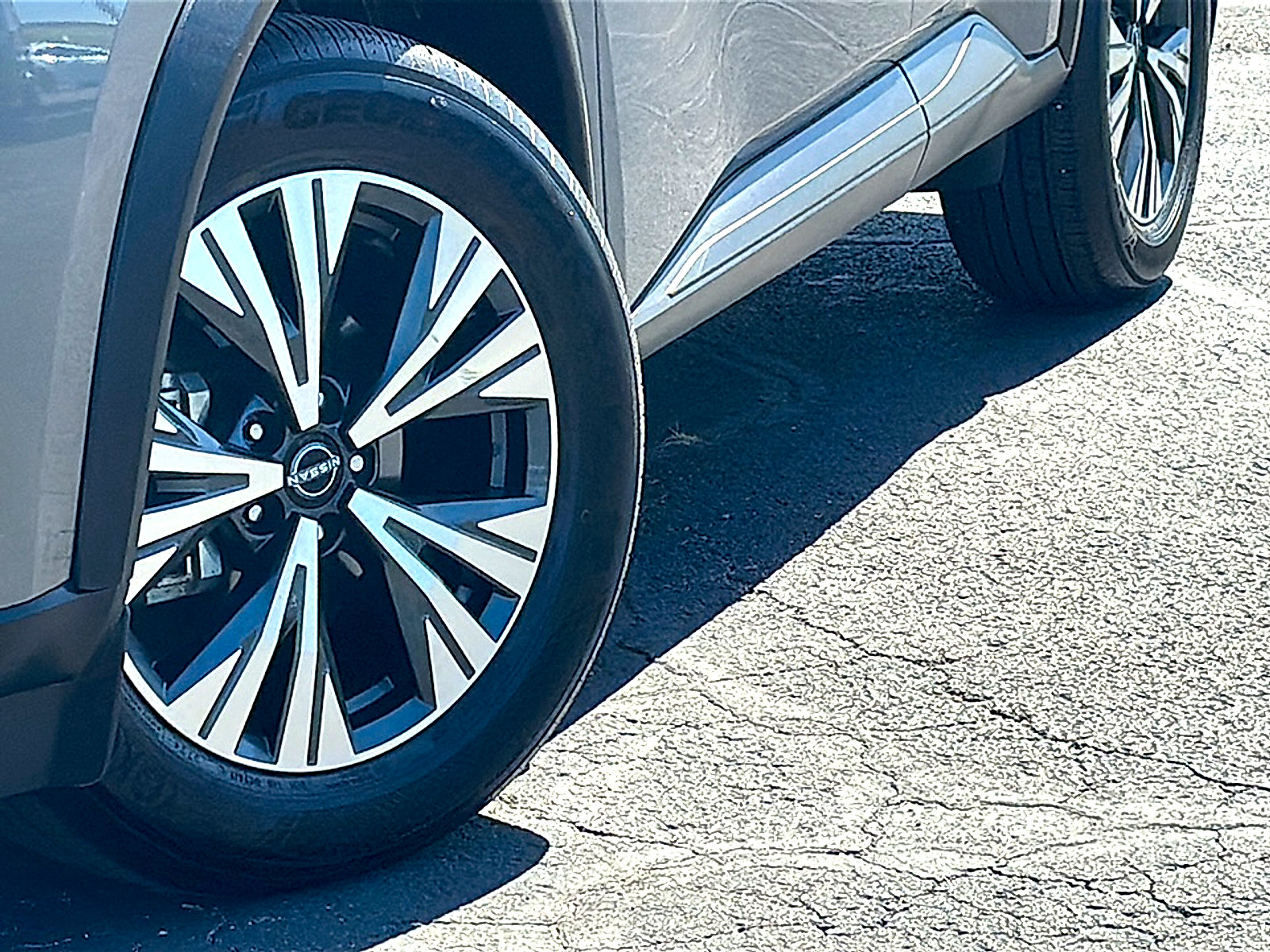 Used 2023 Nissan Rogue SV FWD image 3