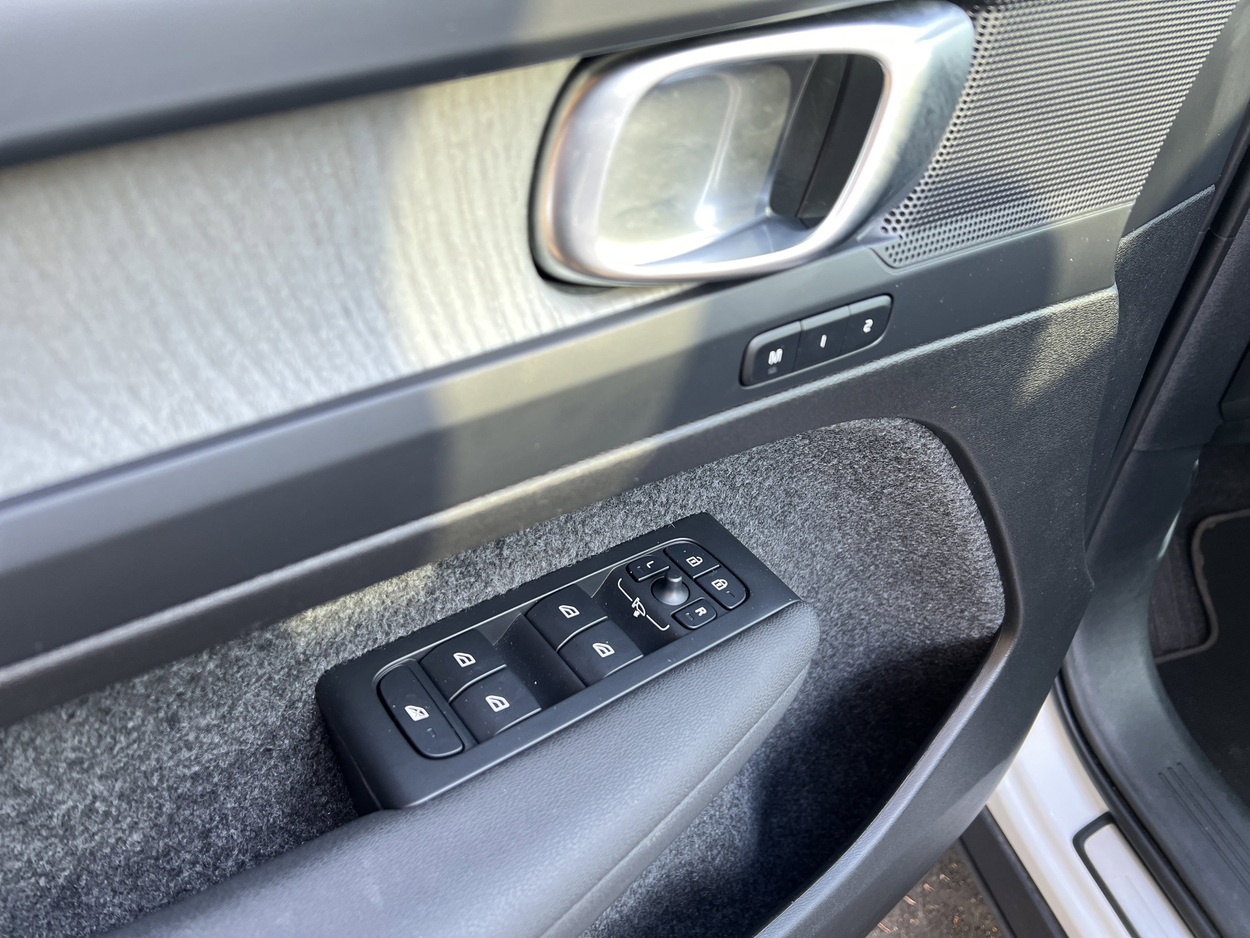 Used 2025 Volvo XC40 B5 Plus image 15