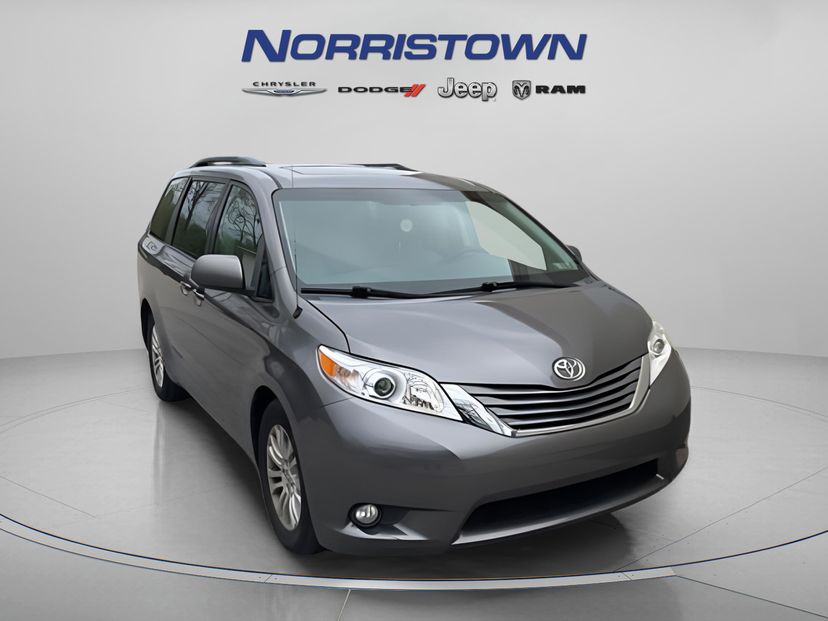 Used 2013 Toyota Sienna XLE FWD image 1