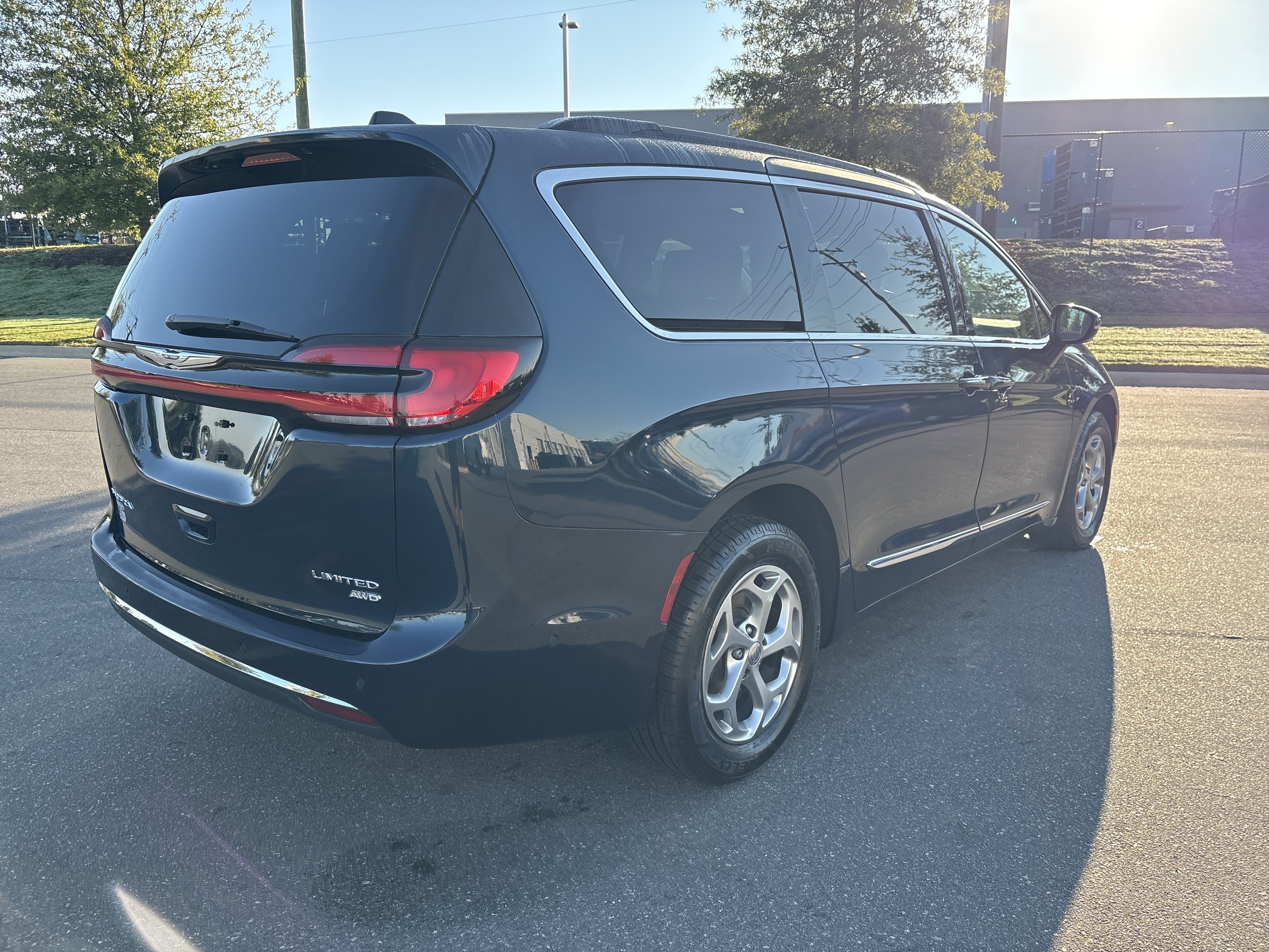 Used 2023 Chrysler Pacifica Limited w/ Uconnect Theater Family Group AWD/4WD image 9