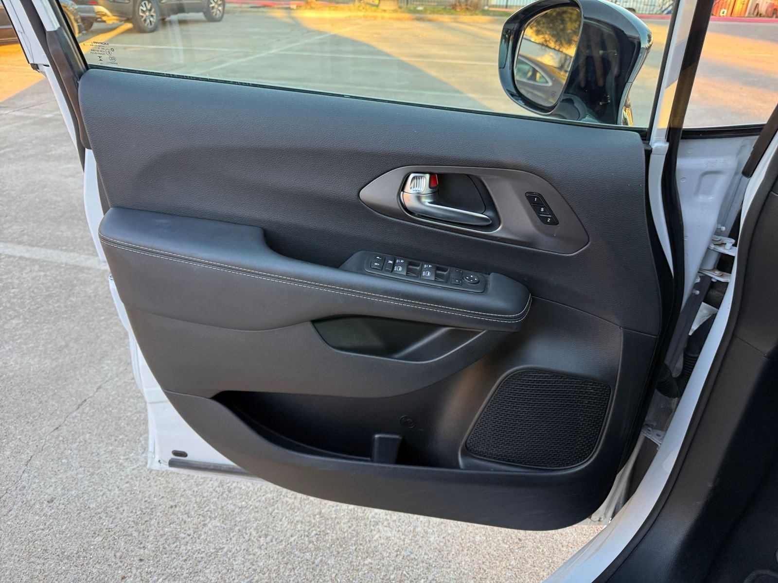 Used 2025 Chrysler Pacifica Select image 21