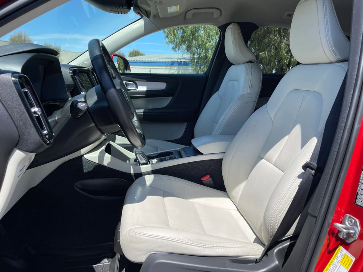 Used 2019 Volvo XC40 T4 Momentum FWD image 14