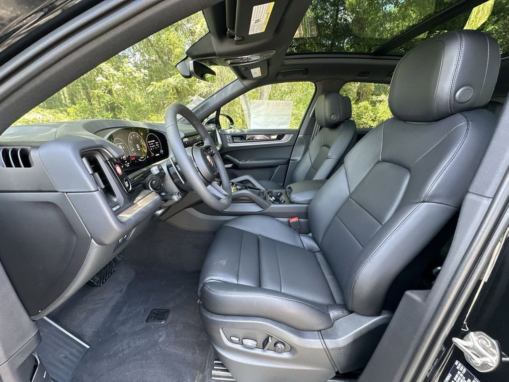 Certified 2025 Porsche Cayenne image 6
